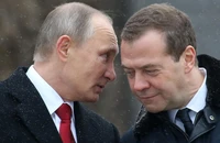Tổng thống Vladimir Putin (trái) và Phó chủ tịch Hội đồng An ninh Nga Dmitry Medvedev (phải).