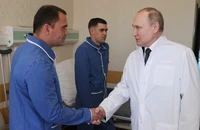 Tổng thống Nga Vladimir Putin đến thăm một số binh sĩ bị thương trong cuộc xung đột ở Ukraine vào ngày 25-5.
