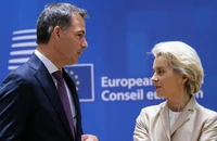 Thủ tướng Bỉ Alexander De Croo và Chủ tịch Ủy ban Châu Âu Ursula von der Leyen tại buổi hội nghị thượng đỉnh EU vào ngày 31-5 tại Brussels, Bỉ.