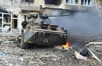 Một chiếc xe tăng bị hư hại sau các cuộc giao tranh giữa Nga và Ukraine.