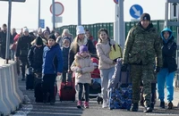 Dòng người tị nạn Ukraine rời khỏi đất nước để tránh các cuộc tấn công của Nga.