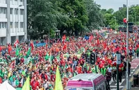 Người biểu tình tuần hành dọc các tuyến đường ở Brussels, Bỉ, ngày 20-6.
