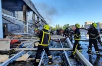 Lực lượng cứu hộ dập tắt đám cháy bùng phát tại trung tâm mua sắm bị Nga không kích ở TP Kremenchuk, vùng Poltava, Ukraine, ngày 27-6.