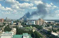 Khói bốc lên sau cuộc pháo kích của Nga ở Donetsk, Ukraine, ngày 4-7.