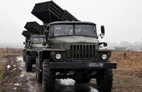 Đoàn xe chở hệ thống pháo phản lực bắn loạt BM-21 của quân đội Nga ở Ukraine.