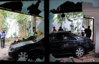 Một phần tư dinh của Thủ tướng Ranil Wickremesinghe bị người biểu tình phá hoại vào ngày 10-7.