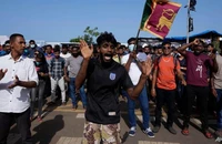 Người biểu tình tập trung bên ngoài văn phòng Tổng thống Gotabaya Rajapaksa ở thủ đô Colombo, Sri Lanka, ngày 13-7.