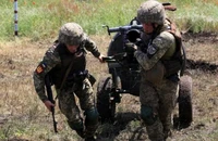 Quân đội Ukraine đang kiểm tra một khẩu pháo.