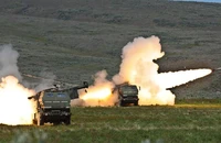 Lực lượng Ukraine bắn hai quả pháo từ hệ thống pháo phản lực cơ động cao M142 (HIMARS) do Mỹ cung cấp.