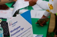 Người dân đến tiêm vaccine phòng bệnh đậu mùa khỉ tại Trung tâm sức khỏe Northwell Health ở bang New York, Mỹ, vào ngày 15-7.