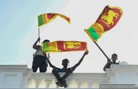 Cựu tổng thống Sri Lanka Gotabaya Rajapaksa đã bỏ trốn khỏi đất nước và từ chức sau khi hàng chục nghìn người biểu tình xông vào dinh tổng thống ở thủ đô Colombo hôm 9-7.