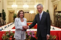 Chủ tịch Hạ viện Mỹ Nancy Pelosi bắt tay Thủ tướng Singapore Lý Hiển Long tại Singapore vào ngày 1-8.