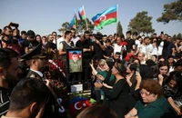 Người dân Azerbaijan tham dự tang lễ của một binh sĩ thiệt mạng trong các cuộc đụng độ biên giới gần đây giữa Azerbaijan và Armenia, ngày 14-9.