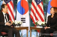Thủ tướng Hàn Quốc Han Duck-soo hội đàm với Phó Tổng thống Mỹ Kamala Harris tại một khách sạn ở Tokyo vào ngày 27-9.