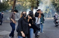 Người biểu tình ở thủ đô Tehran (Iran) bỏ chạy khi lực lượng an ninh bắt đầu ném hơi cay trong cuộc biểu tình hôm 2-10.