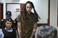 Siêu sao bóng rổ Mỹ Brittney Griner được đưa đến tòa án lúc mới bị bắt.