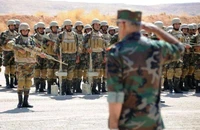 Binh sĩ Syria tham gia buổi hướng dẫn với huấn luyện viên quân sự Nga vào ngày 24-9-2019 tại một căn cứ quân sự ở làng Yafour, cách thủ đô Damascus 30 km về phía tây.
