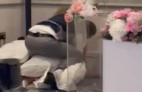 Đoạn video ghi lại cảnh chú rể trét bánh kem lên mặt cô dâu một cách mạnh bạo khiến cộng đồng mạng phẫn nộ. 