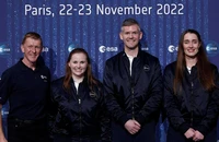 Các thành viên của lớp phi hành gia mới của ESA chụp ảnh cùng phi hành gia Tim Peake (trái) tại thủ đô Paris, Pháp, ngày 23-11.