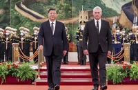 Chủ tịch Trung Quốc Tập Cận Bình (trái) và Chủ tịch Cuba Miguel Diaz-Canel trước cuộc hội đàm tại Bắc Kinh ngày 25-11.