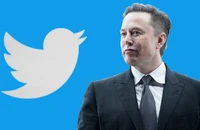 Tỉ phú Elon Musk đứng trước logo nền tảng mạng xã hội Twitter.