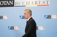 Tổng thư ký NATO Jens Stoltenberg nói chuyện với các nhà báo trước cuộc họp ngoại trưởng các nước NATO vào ngày 29-11 ở Bucharest (Romania).