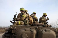 Quân lính Ukraine lái xe về vị trí tiền tuyến ở miền đông Ukraine vào ngày 24-11.