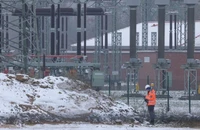 Một công nhân đứng bên ngoài một trạm biến áp điện vào tháng 11 ở ngoại ô thủ đô Berlin.