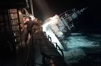 Tàu hộ vệ HTMS Sukhothai của Hải quân Hoàng gia Thái Lan nghiêng hẳn sang một bên trước khi chìm xuống biển ở Vịnh Thái Lan vào sáng sớm 19-12.