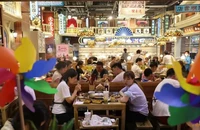 Người dân Trung Quốc dùng bữa tại một nhà hàng trong khu mua sắm ở Bắc Kinh vào ngày 25-7.