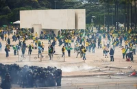 Những người ủng hộ cựu tổng thống Brazil Jair Bolsonaro tràn vào tòa nhà Quốc hội ở thủ đô Brasilia hôm 8-1.