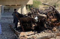 Chiếc xe buýt chỉ còn lại một đống đổ nát sau khi rơi khỏi cây cầu ở tỉnh Balochistan, Pakistan, ngày 29-1.