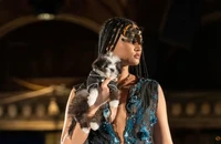 Một người mẫu bế chú chó trên tay trong buổi trình diễn thời trang CatWalk FurBaby ở New York, Mỹ, ngày 10-2.