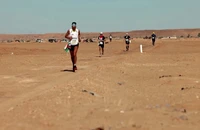 Hàng trăm vận động viên tham dự cuộc chạy đua ngoài sa mạc Sahara.