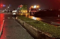 Xe máy tông vào dải phân cách khi trời mưa, 2 người thương vong