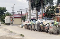 Người dân phải cửa đóng then cài vì rác tập kết sát khu dân cư
