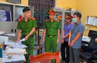 Trương Văn Đạt (ngoài cùng bên phải) bị khởi tố vì tham ô tiền trợ cấp thờ cúng liệt sĩ. Ảnh: CAHD