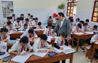Người thầy giáo thị lực kém và tâm huyết hơn 20 năm ‘đưa đò’