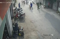Chồng tẩm xăng rồi ôm vợ tự thiêu