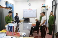 Bênh con, bố lái ô tô truy đuổi rồi bị khởi tố về tội giết người 
