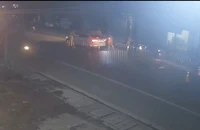 Xe máy 'thông' chốt kiểm tra nồng độ cồn, tông một thiếu tá CSGT bị thương
