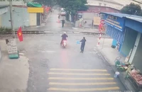 Người phụ nữ đi xe máy va chạm với tàu hoả 