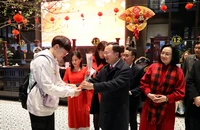 Gần 300 du khách Hàn Quốc 'xông đất' vịnh Hạ Long năm mới Giáp Thìn