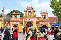 Thái Bình: Hàng vạn người chen chân đi lễ đền Đồng Bằng