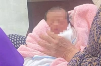 Bé trai 1 tuần tuổi bị bỏ rơi gần gốc đa đầu làng 