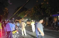 Xe bồn sụp chân chống trong quá trình đổ mái, năm người thương vong
