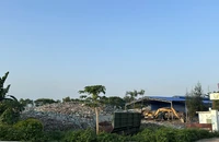 Núi rác ngoại thành Hải Phòng chất đống ngày càng cao