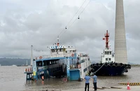 Phà ra Cát Bà bị chìm, du khách chờ cả tiếng đồng hồ