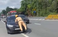 Hải Phòng: Vượt đèn đỏ, tông cảnh sát giao thông lên nắp capo 