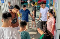 Nhiều người ở Hải Phòng đi sạc nhờ điện thoại, nấu cơm, tắm nhờ sau bão số 3